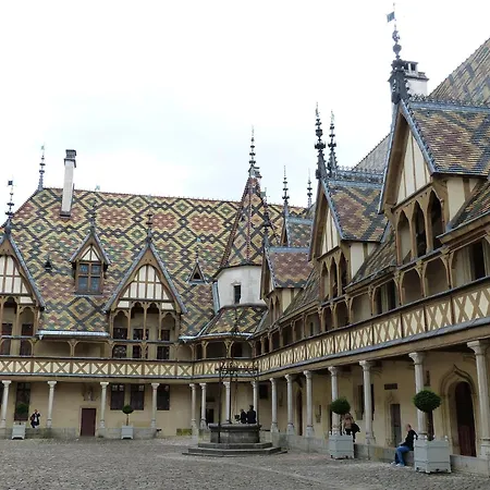 La Petite Cour Beaune (Cote d'Or)